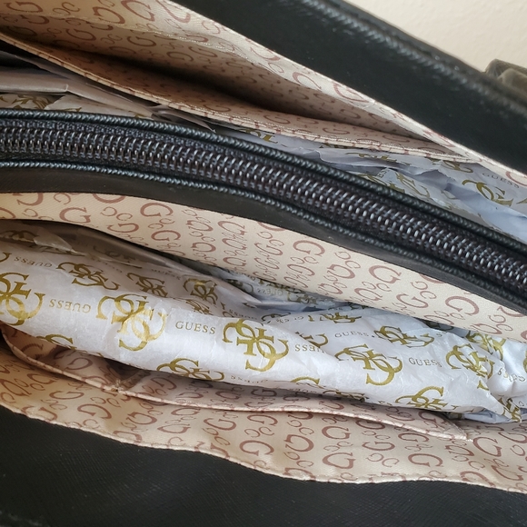 SOLD Guess Black Floral Tote Bag and Wristlet S… - Picture 5 of 6